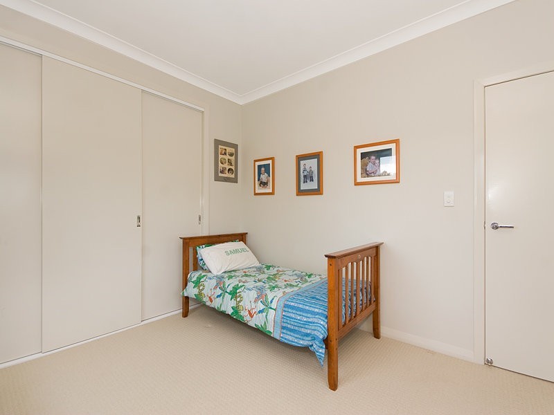 33 Raymond Street, Shorncliffe QLD 4017