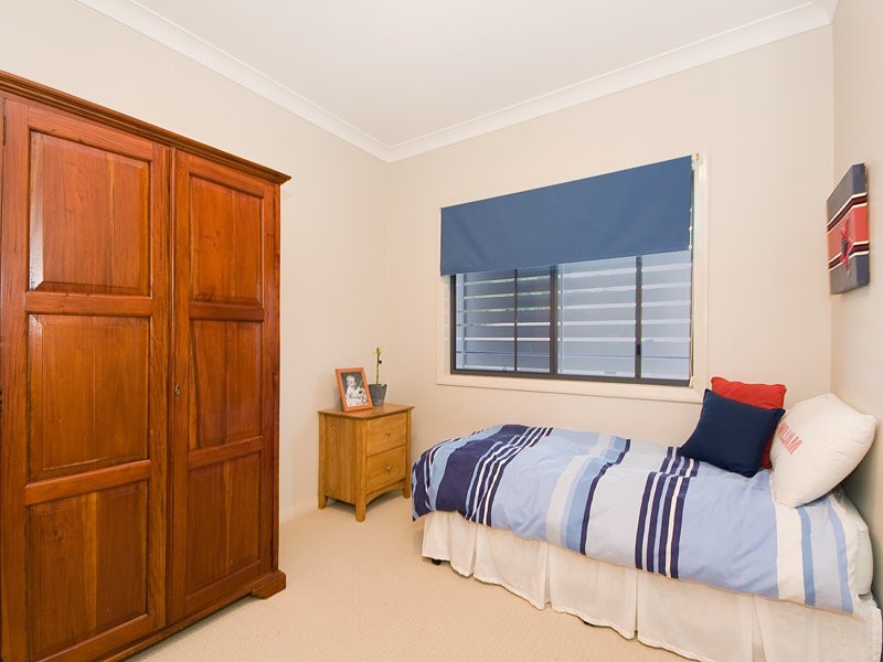 33 Raymond Street, Shorncliffe QLD 4017