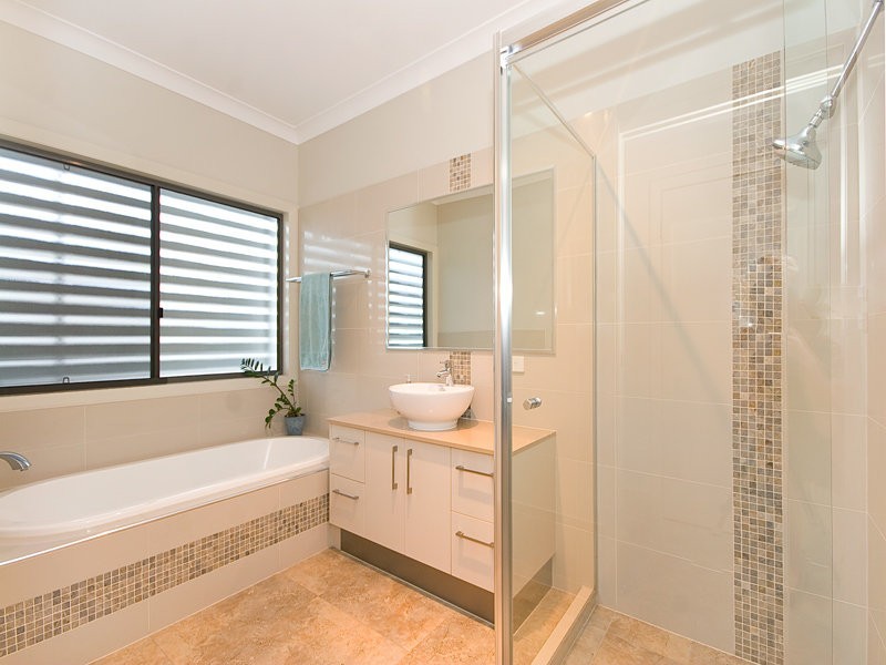 33 Raymond Street, Shorncliffe QLD 4017