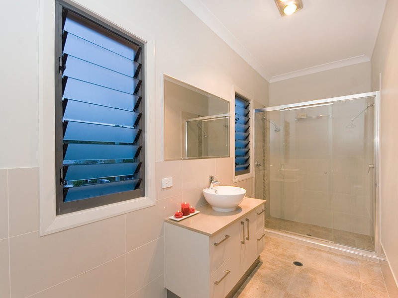 33 Raymond Street, Shorncliffe QLD 4017