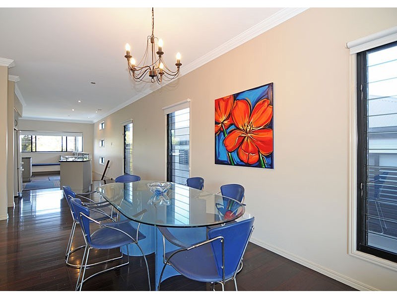 1 Peterson St, Scarborough QLD 4020