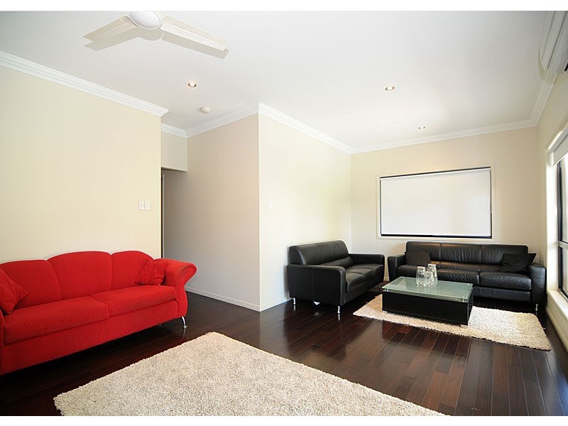 1 Peterson St, Scarborough QLD 4020