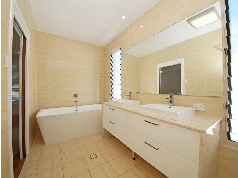 43 Nash Street, Sandgate QLD 4017