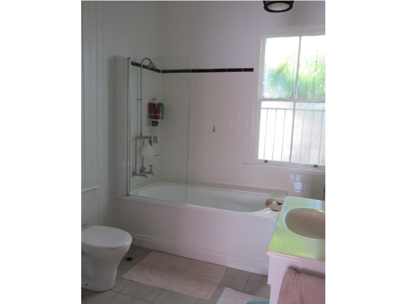 84 Palm Avenue, Shorncliffe QLD 4017