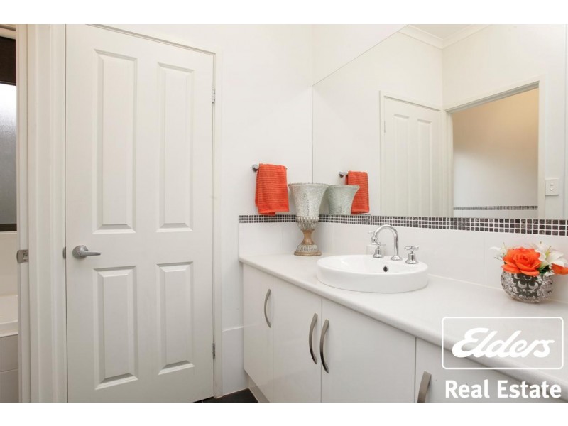 8 Lawes Terrace, Reid SA 5118