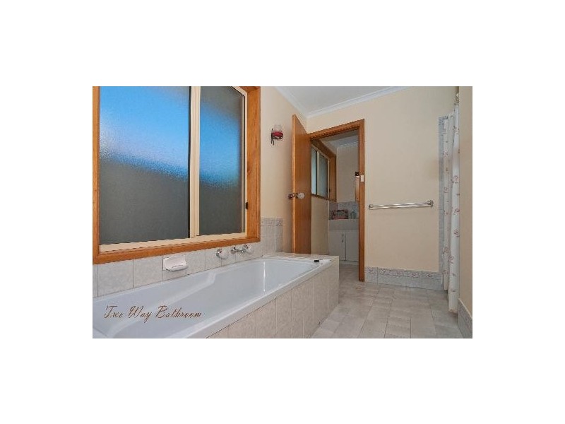 8 Robinson Road, Willaston SA 5118