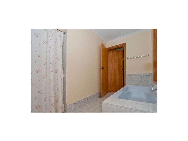 8 Robinson Road, Willaston SA 5118