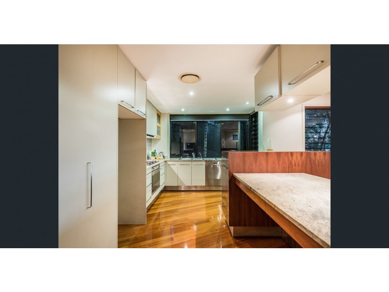 10 Aaron Ave, Hawthorne QLD 4171