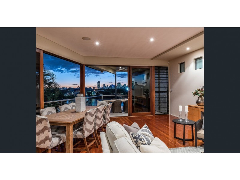 10 Aaron Ave, Hawthorne QLD 4171