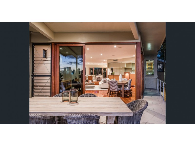 10 Aaron Ave, Hawthorne QLD 4171