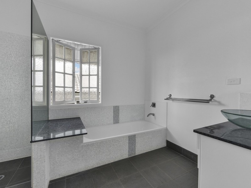 16 Teneriffe Drive, Teneriffe QLD 4005