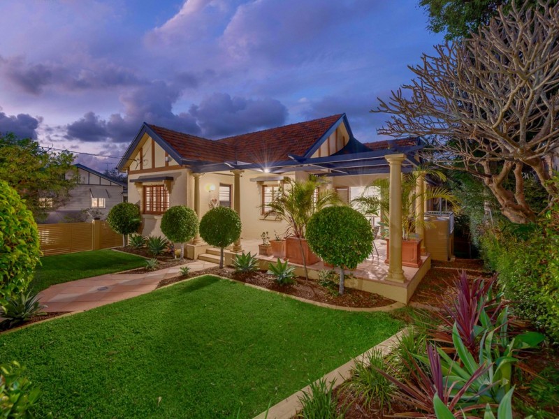 27 Campion Avenue, Bardon QLD 4065