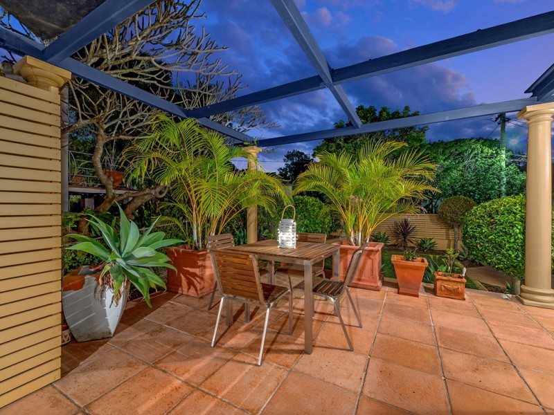 27 Campion Avenue, Bardon QLD 4065