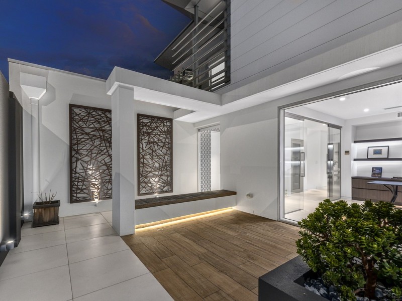 10 Wynnum Road, Norman Park QLD 4170