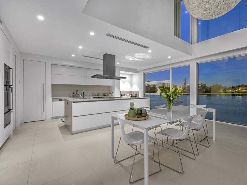 10 Wynnum Road, Norman Park QLD 4170