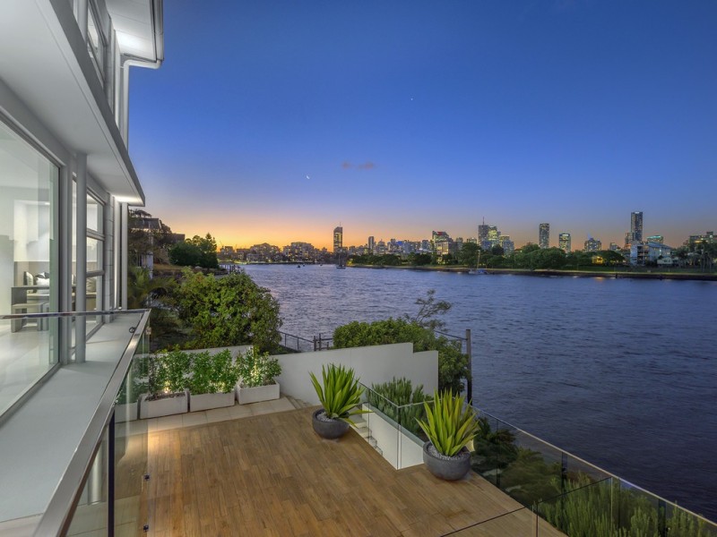 10 Wynnum Road, Norman Park QLD 4170