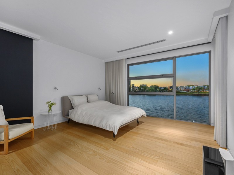 10 Wynnum Road, Norman Park QLD 4170