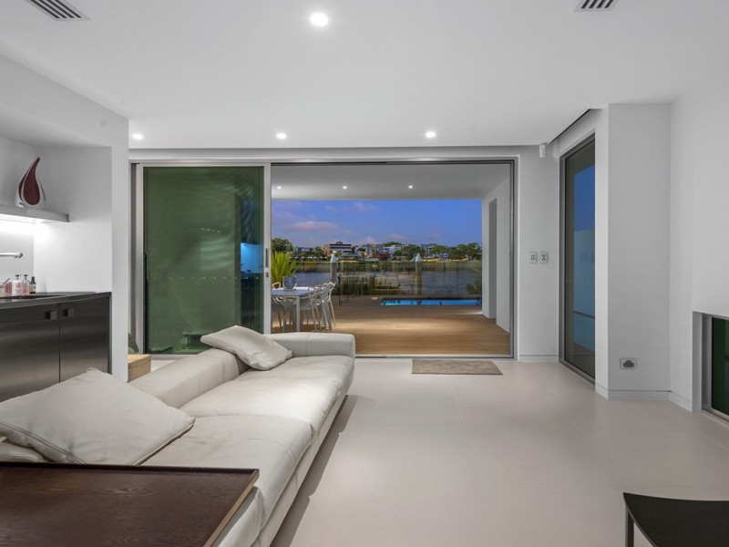 10 Wynnum Road, Norman Park QLD 4170