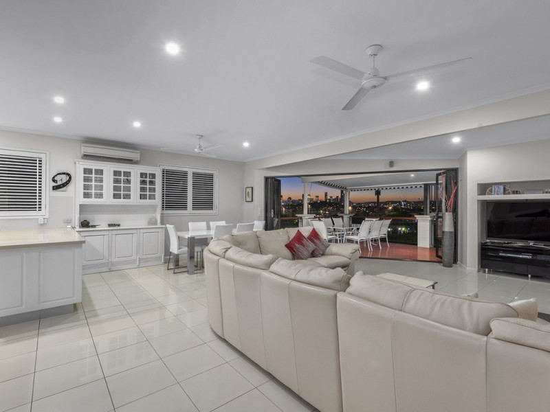 24 Pine Street, Bulimba QLD 4171