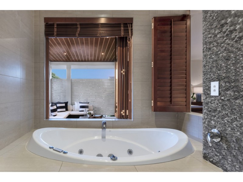 8 Beaufort Lane, Clayfield QLD 4011