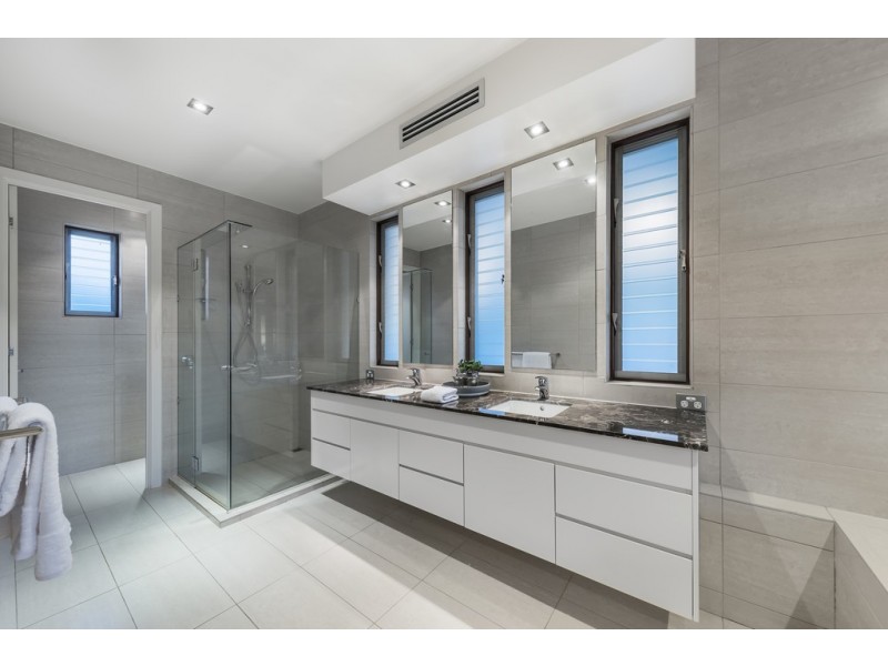 8 Beaufort Lane, Clayfield QLD 4011