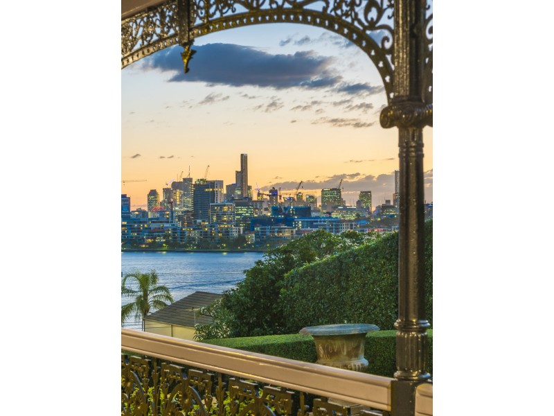 16 Hillside Crescent, Hamilton QLD 4007