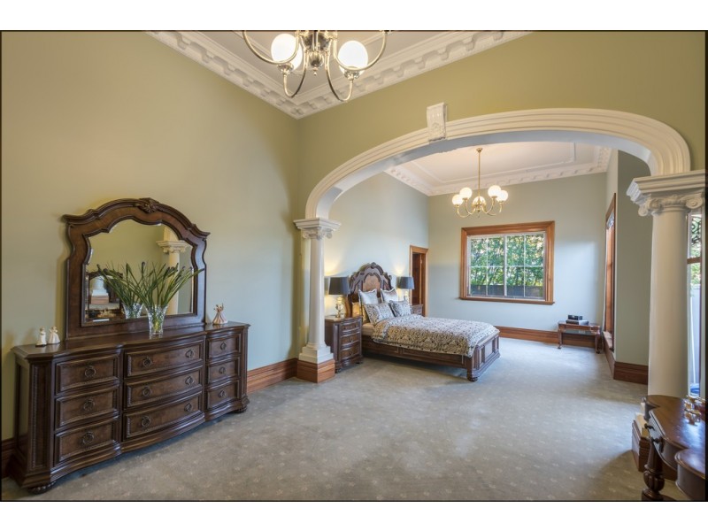 16 Hillside Crescent, Hamilton QLD 4007