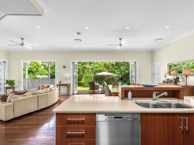 11 Eblin Drive, Hamilton QLD 4007