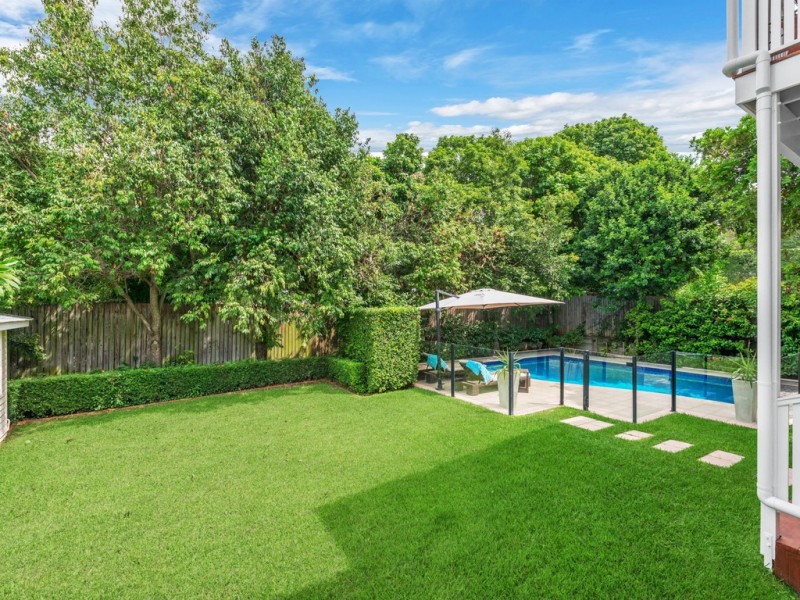 11 Eblin Drive, Hamilton QLD 4007