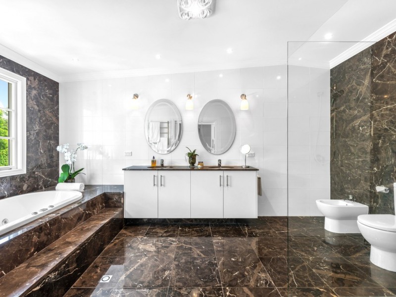 11 Eblin Drive, Hamilton QLD 4007