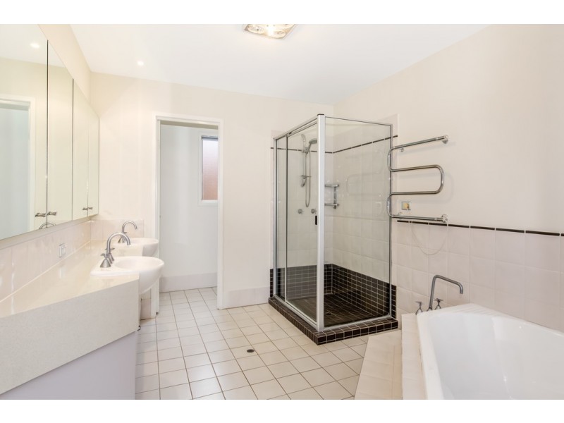 76 Kintyre Street, Brookfield QLD 4069