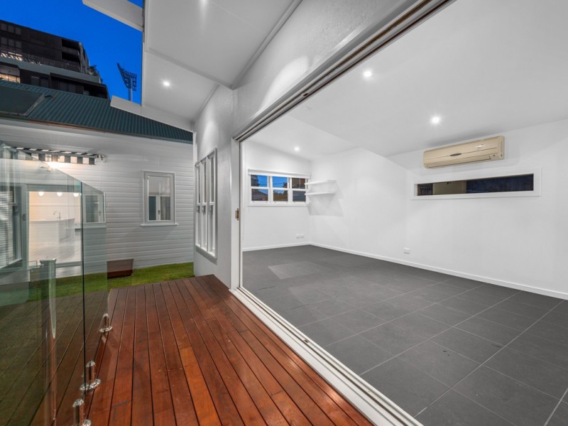 54 Linton Street, Kangaroo Point QLD 4169