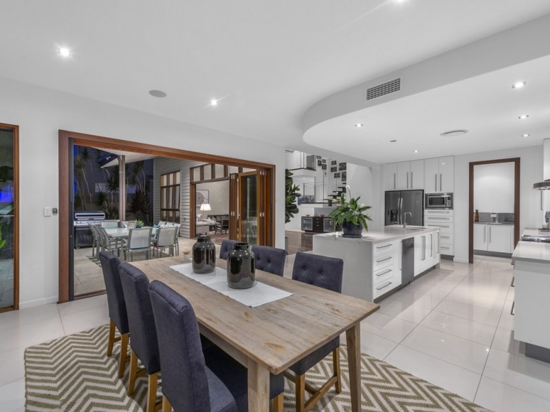 27 Mcdonald Street, Hawthorne QLD 4171