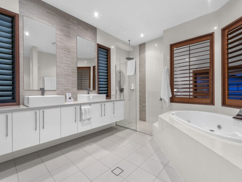 27 Mcdonald Street, Hawthorne QLD 4171