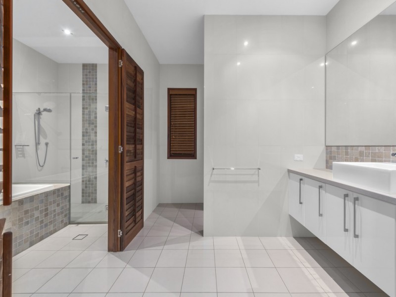 27 Mcdonald Street, Hawthorne QLD 4171