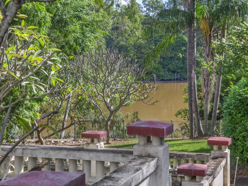 95 Bank Road, Graceville QLD 4075