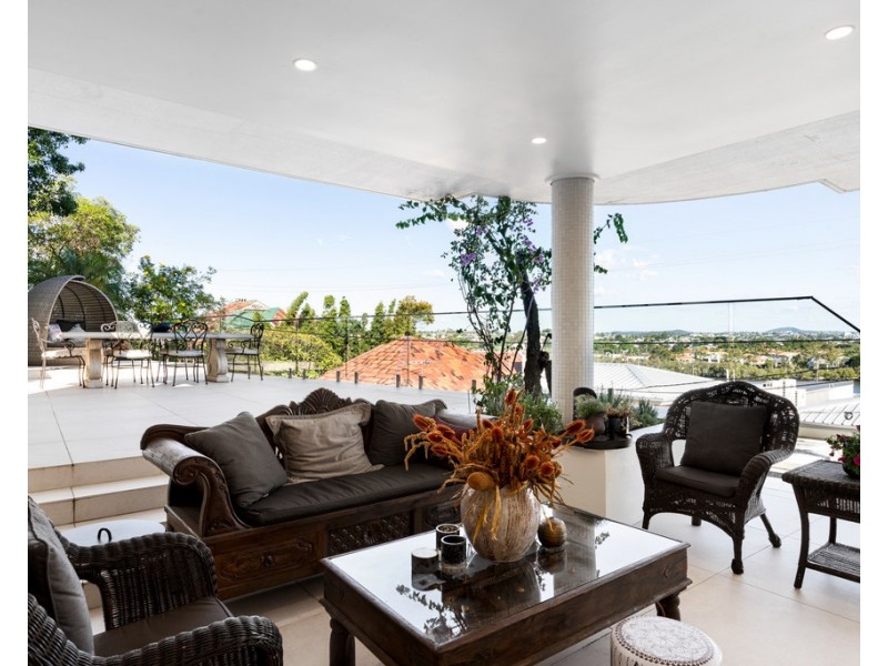 24 Hillside Crescent, Hamilton QLD 4007