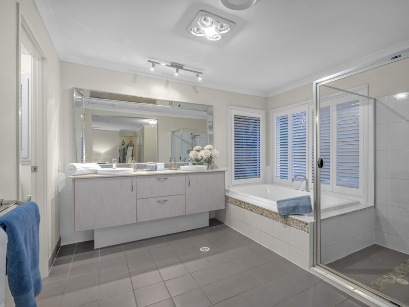 33 Warwick Lane, Samford Valley QLD 4520