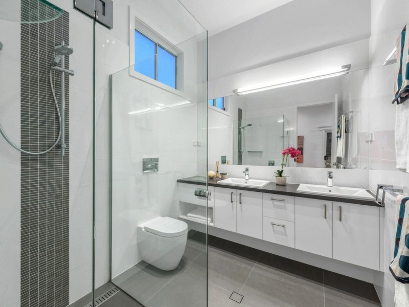 18 Dover Street, Hawthorne QLD 4171