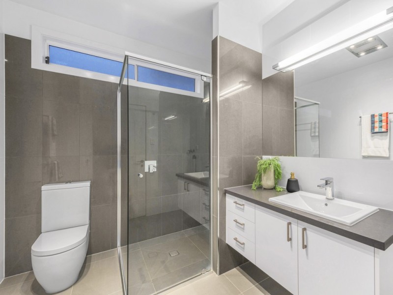 18 Dover Street, Hawthorne QLD 4171