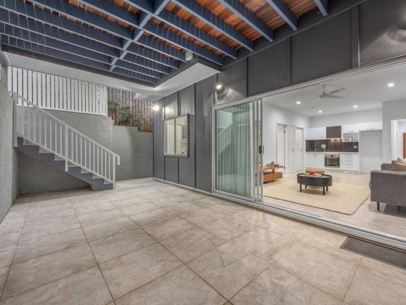 18 Dover Street, Hawthorne QLD 4171