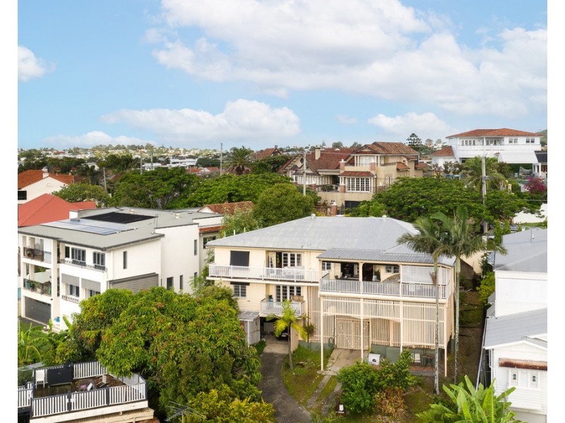 17 Welwyn Crescent, Coorparoo QLD 4151