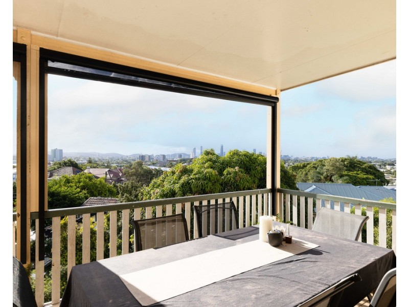 17 Welwyn Crescent, Coorparoo QLD 4151