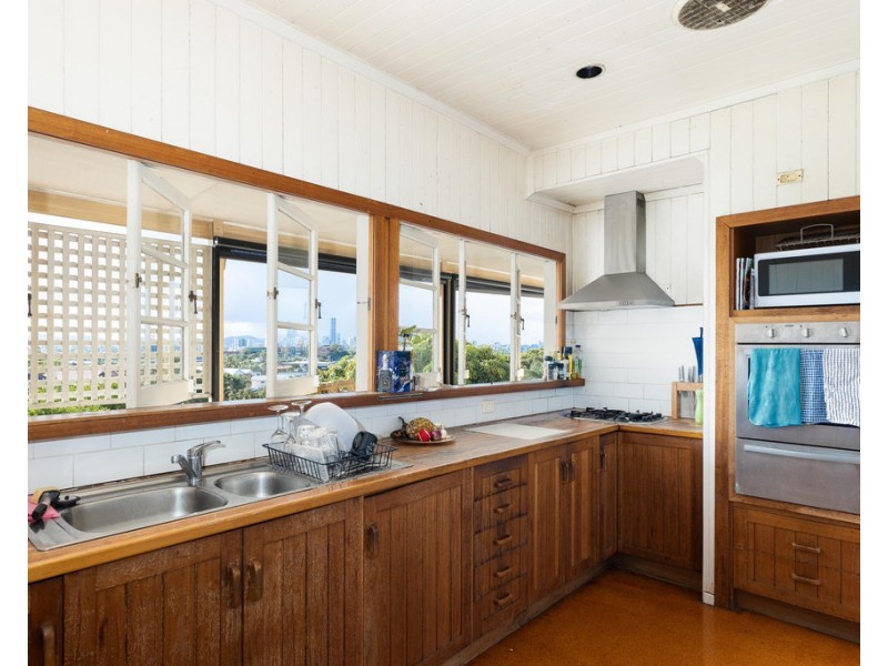 17 Welwyn Crescent, Coorparoo QLD 4151