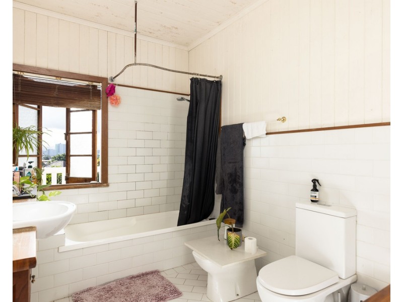 17 Welwyn Crescent, Coorparoo QLD 4151