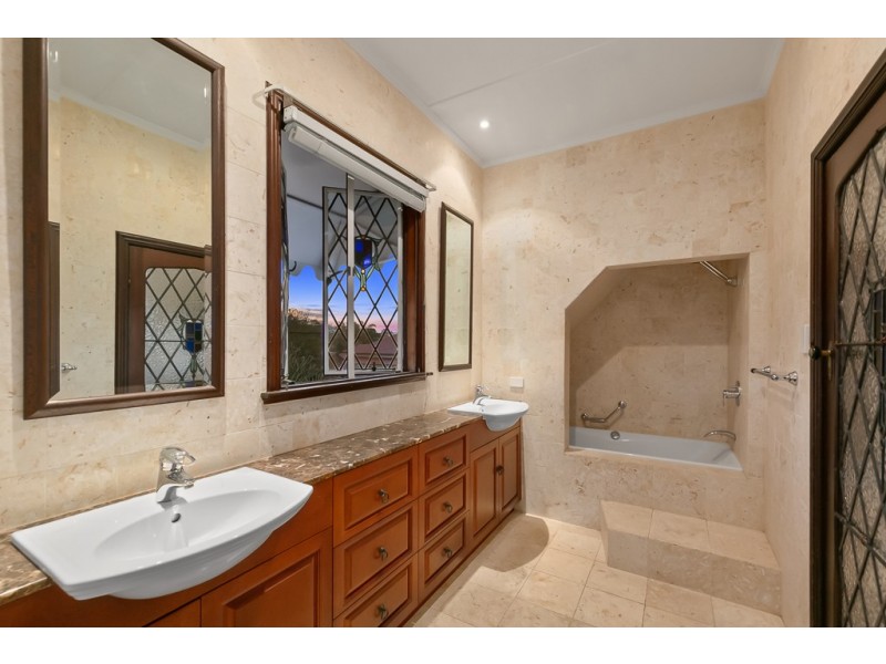 97 Crescent Road, Hamilton QLD 4007