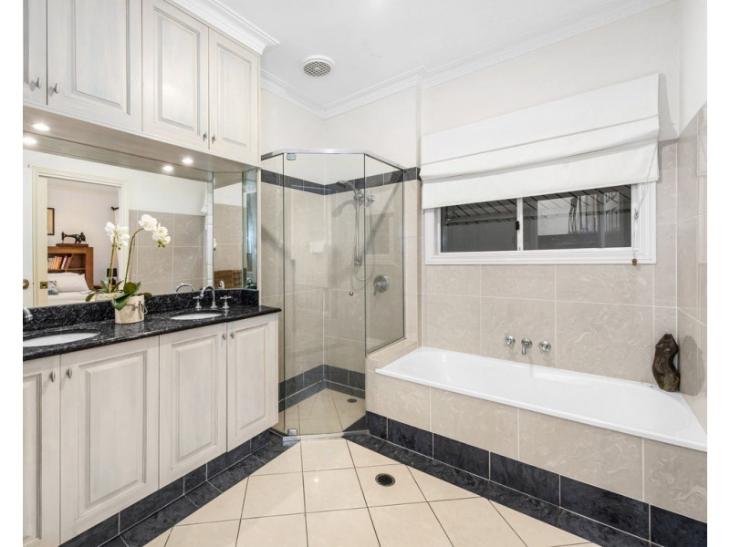 20 Goldsbrough Road, Taringa QLD 4068