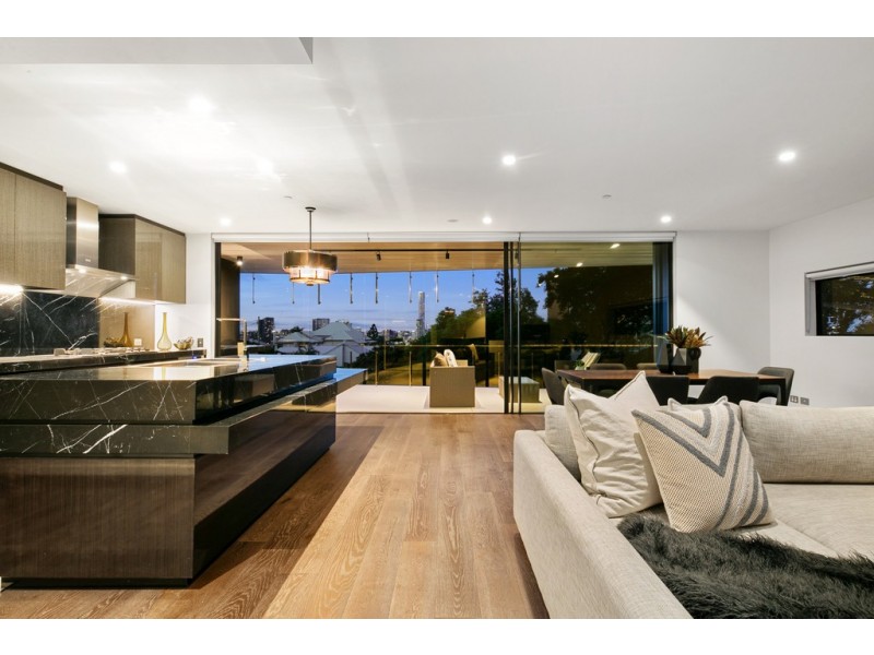 2/180 Dornoch Terrace, Highgate Hill QLD 4101