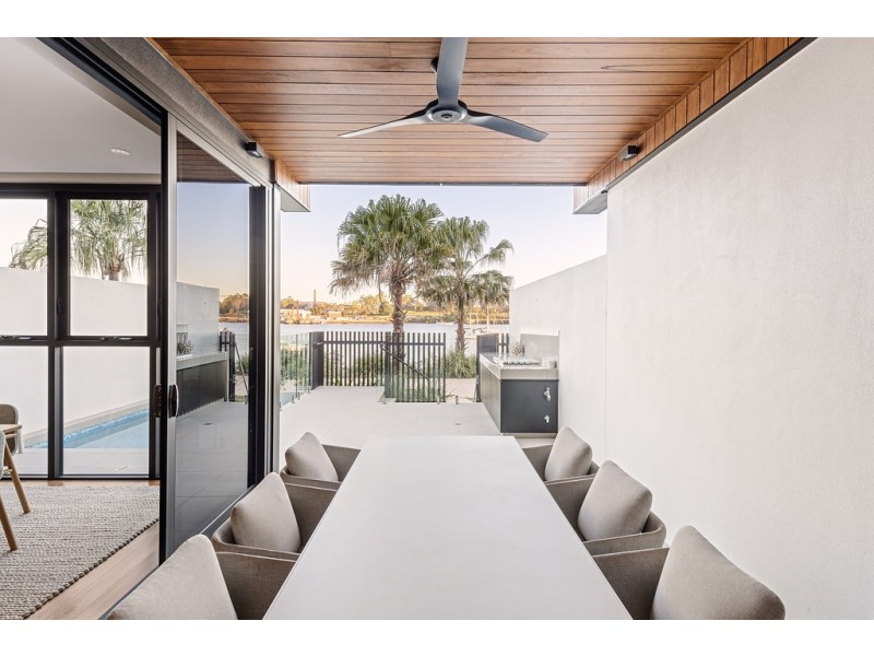 82 Parkside Circuit, Hamilton QLD 4007