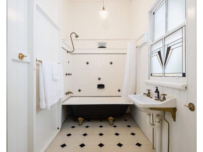 18 Thorne Street, Windsor QLD 4030